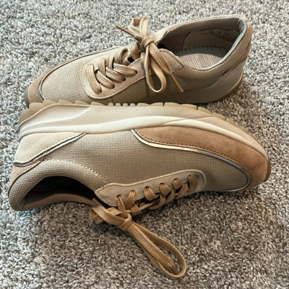 New Naturalizer Sarina beige tennis shoes sneakers Size 5‎ Gold -insole missing.